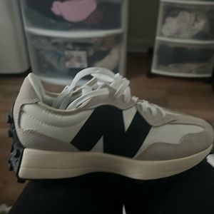 New Balance 327 Women’s Sneakers in black/sea sand